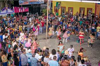 Luiz Caldas e Banda 100 Parêa agitam a 1ª noite da Festa dos Pescadores em Cabrália
